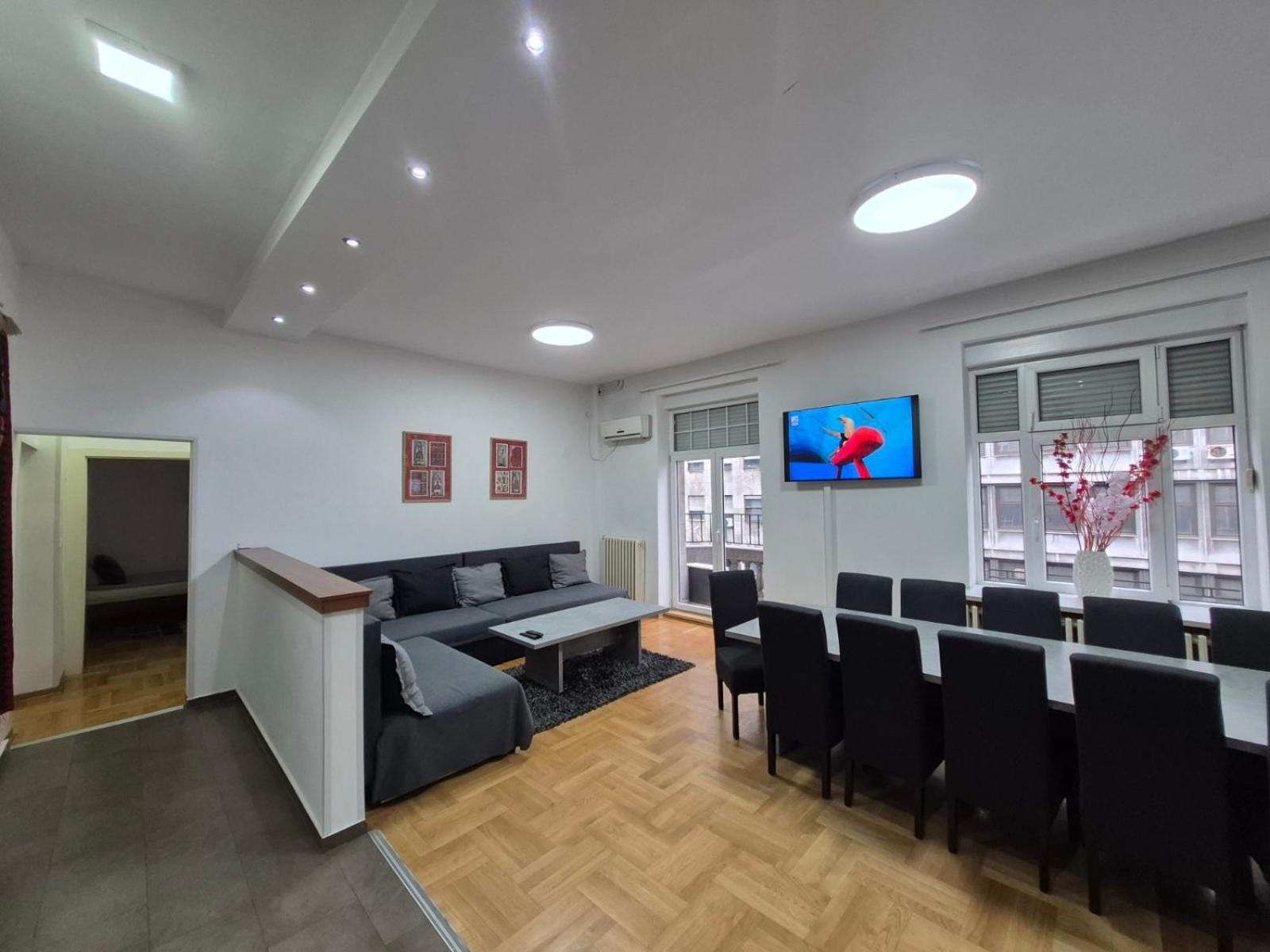 Authentic Belgrade Centre Apartments For Large Groups, Republic Square - Up To 47 People In 5 Apartments 객실 사진