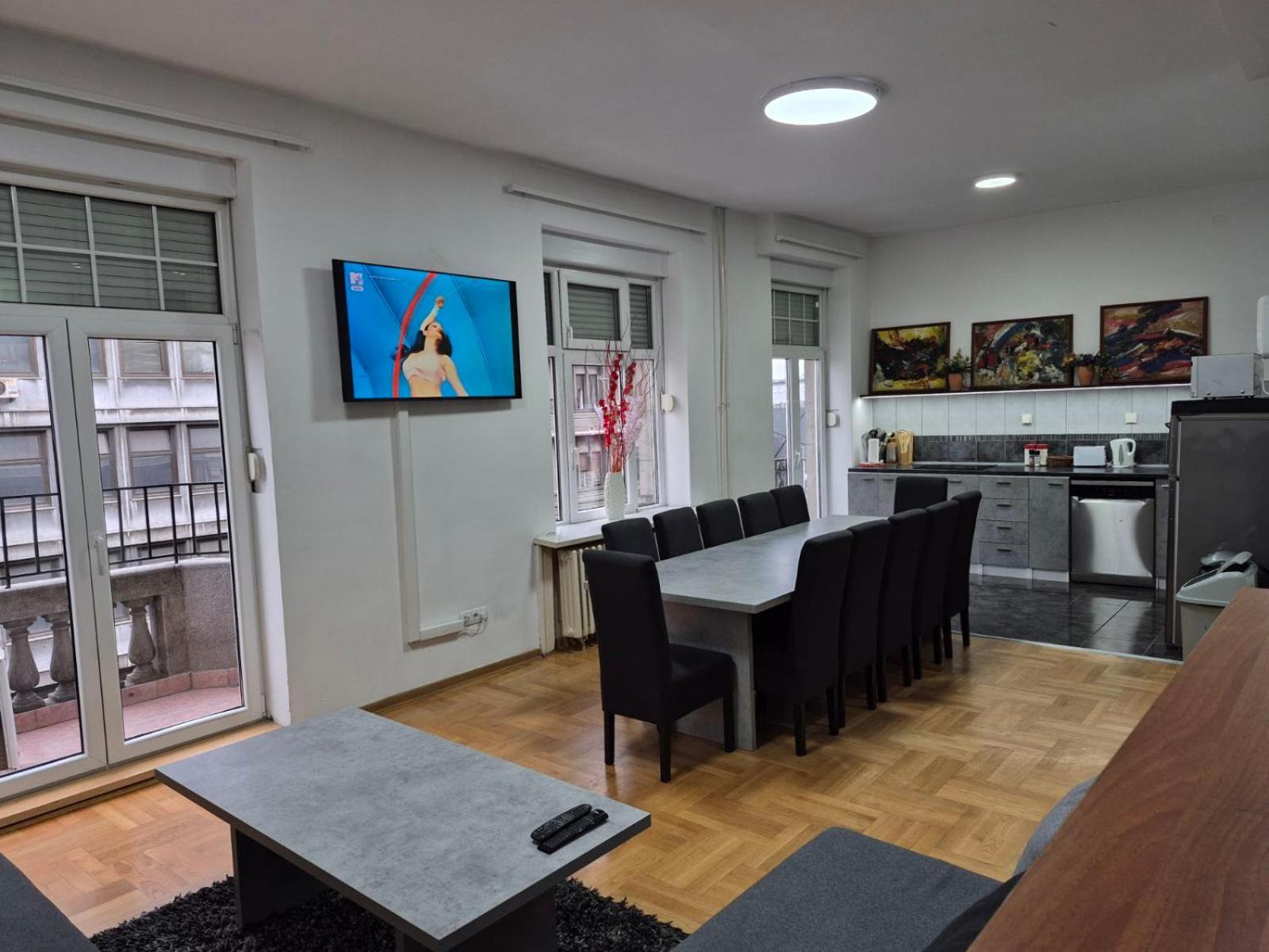 Authentic Belgrade Centre Apartments For Large Groups, Republic Square - Up To 47 People In 5 Apartments 객실 사진