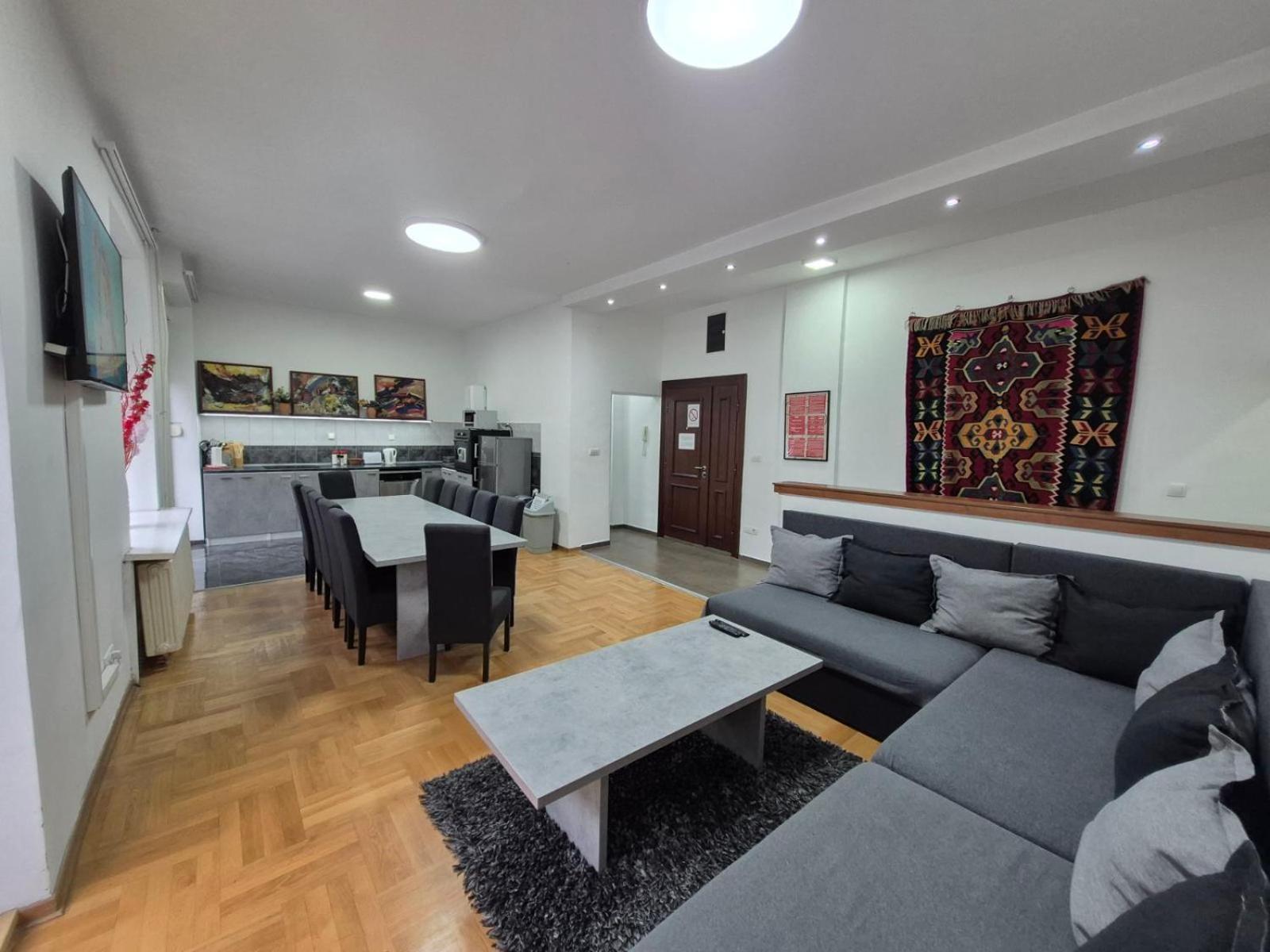 Authentic Belgrade Centre Apartments For Large Groups, Republic Square - Up To 47 People In 5 Apartments 객실 사진
